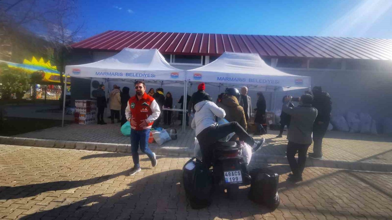 Marmarisliler depremzedelere yardım için seferber oldu