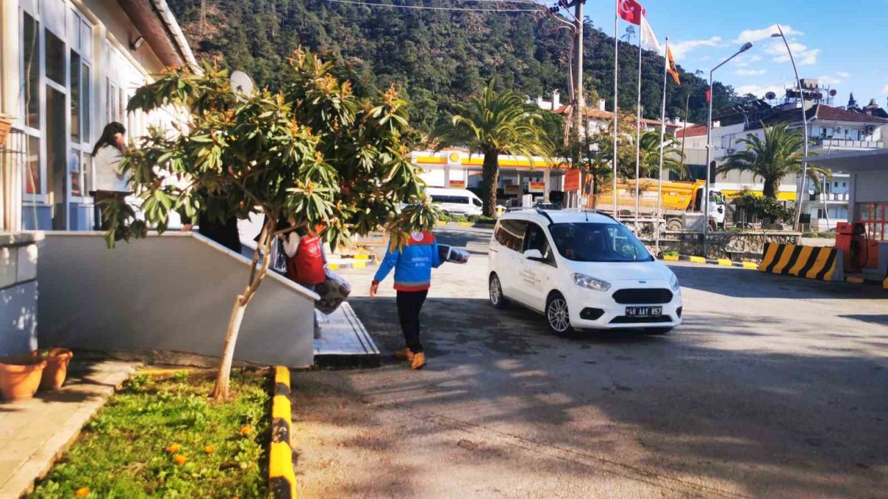 Marmarisliler depremzedelere yardım için seferber oldu
