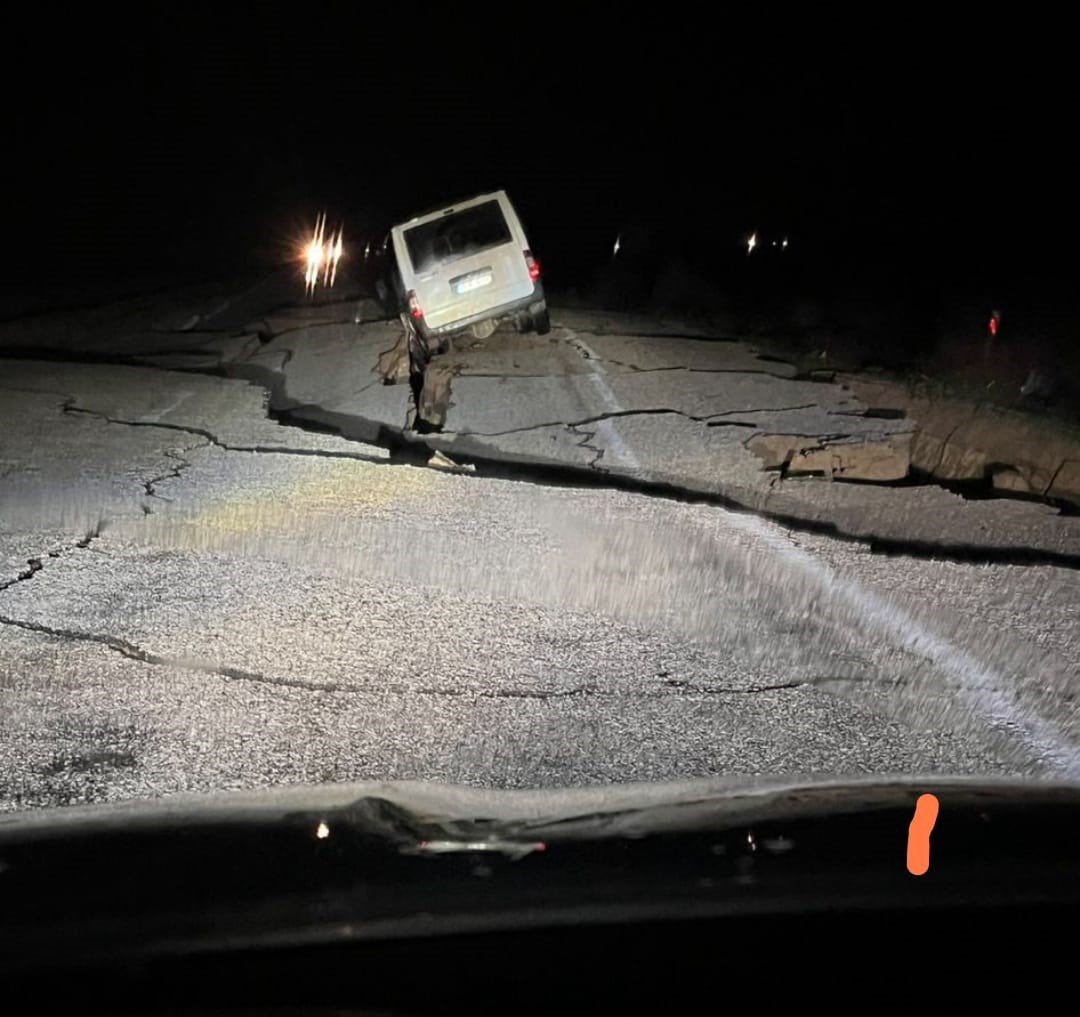 Hatay’da çöken binalarda kurtarma çalışmaları sürüyor