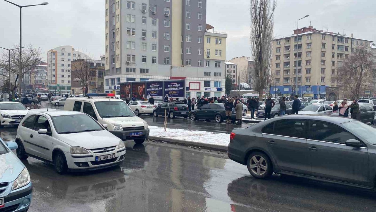 Kayseri’de büyük deprem paniği