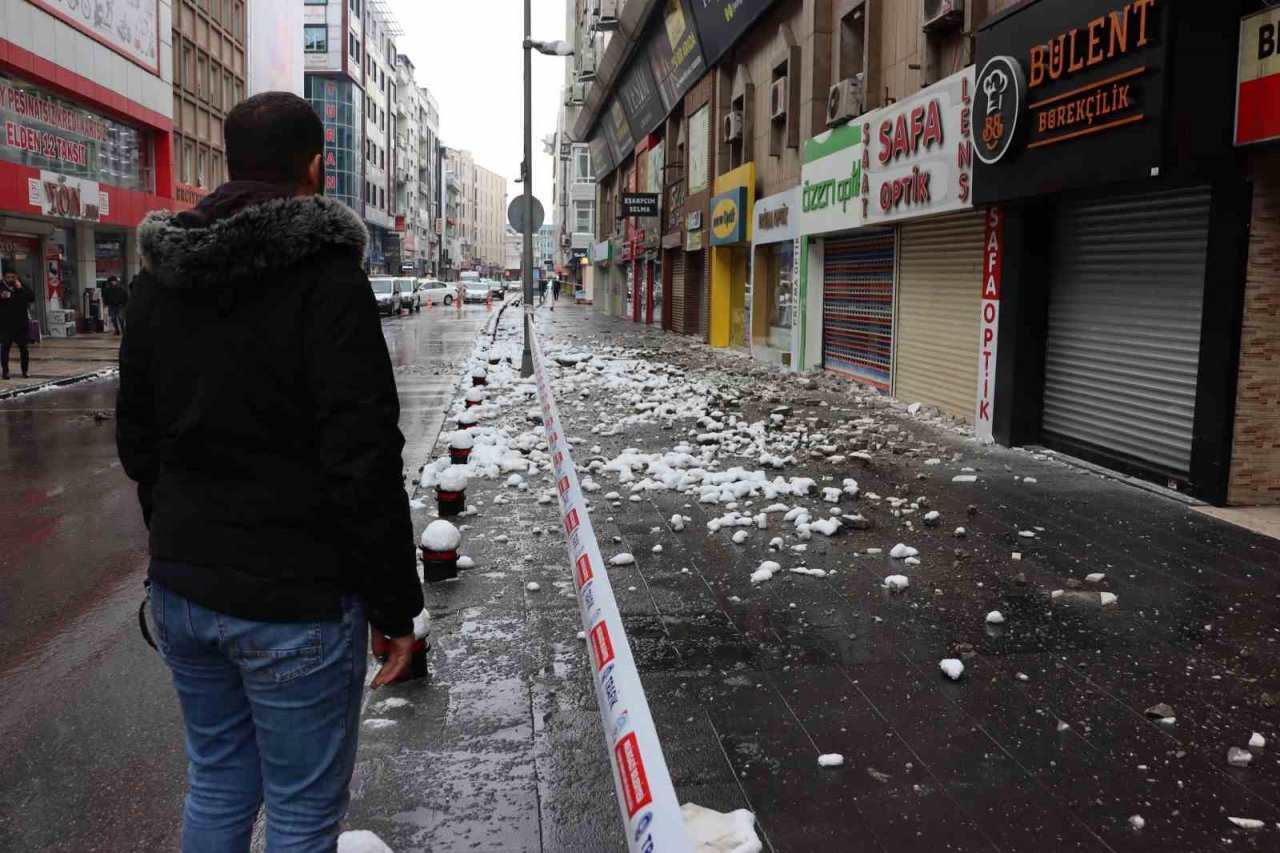 Kayseri’de depremin izleri gün ağarınca ortaya çıktı