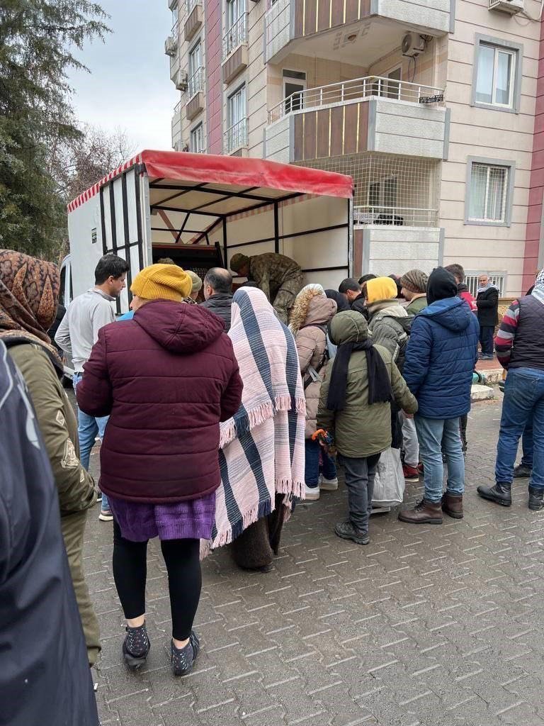 Mehmetçik’ten Malatya’da depremzedelere sıcak yemek desteği