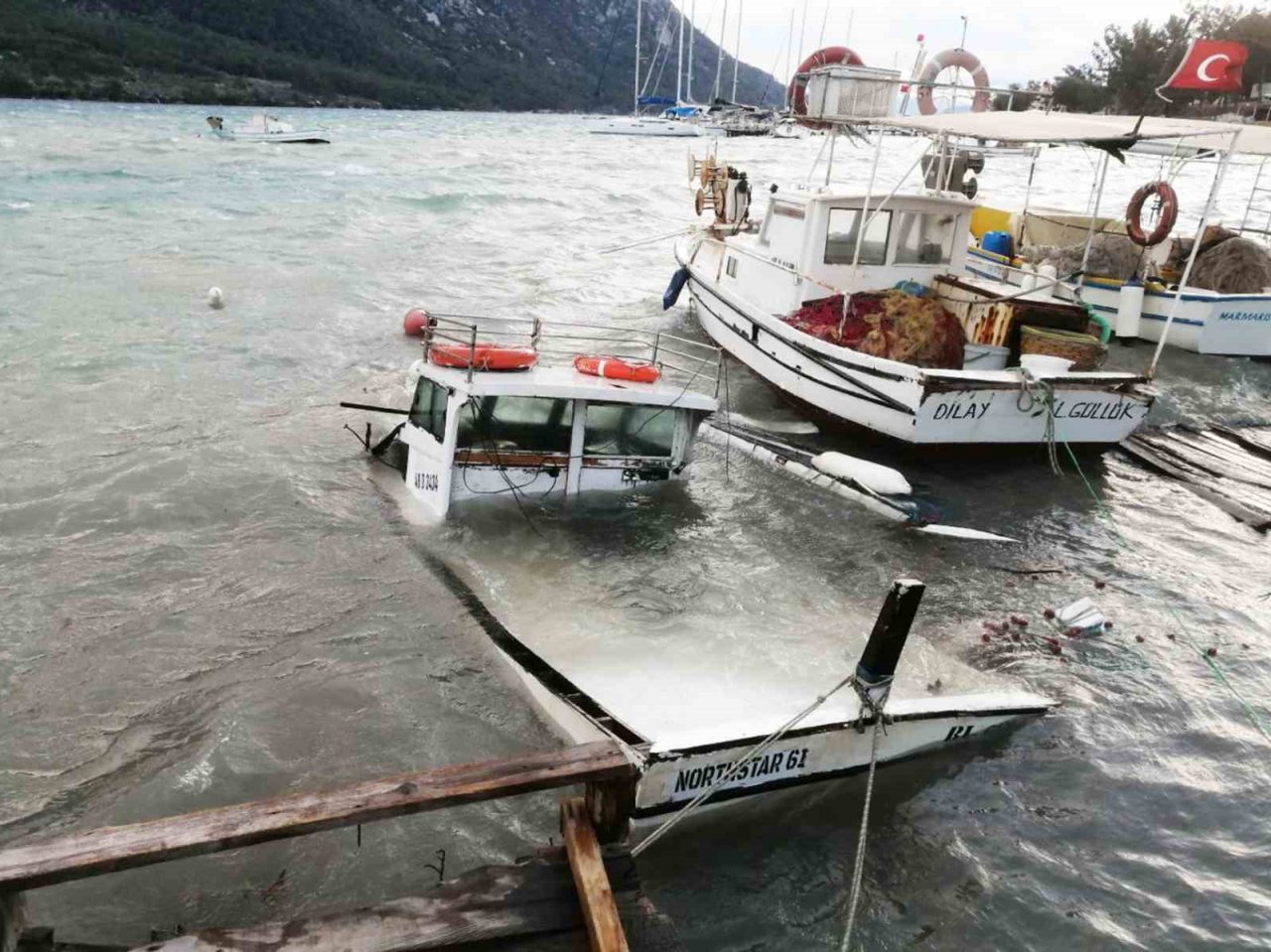 Fırtına tekneleri batırdı, iskeleleri söktü