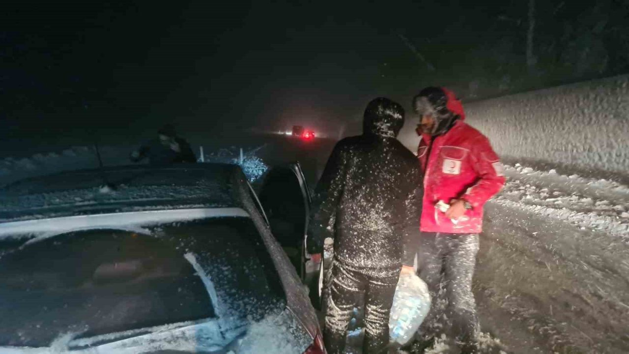 Muğla’da kar sebebi ile mahsur kalanlara kumanya dağıtıldı