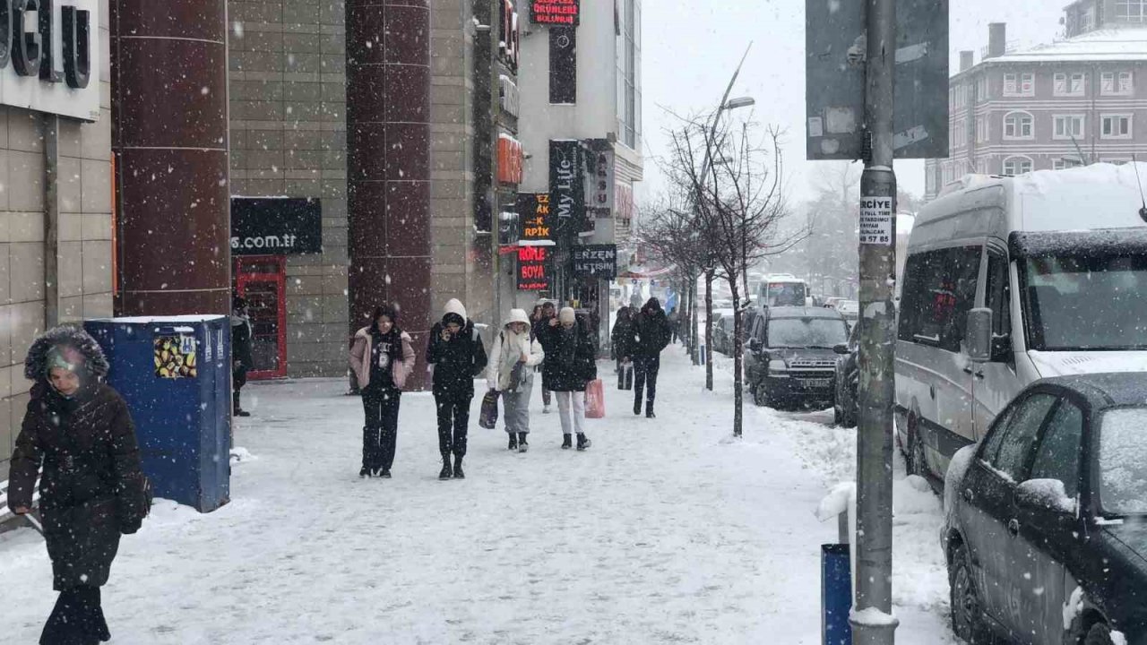 Erzurum’da yoğun kar yağışı etkili oluyor