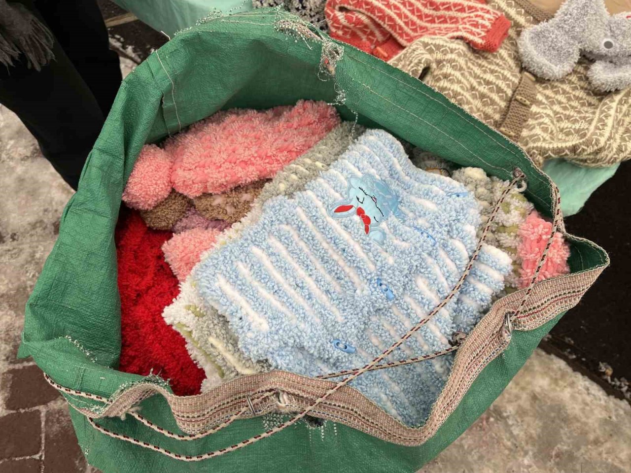 Pazarcı kadınlar deprem bölgesine yardım göndermek için bir araya geldi