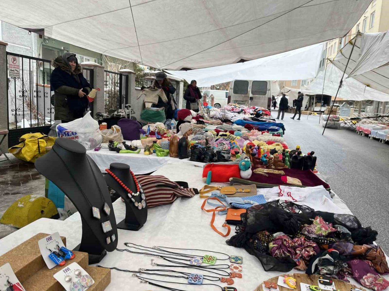 Pazarcı kadınlar deprem bölgesine yardım göndermek için bir araya geldi