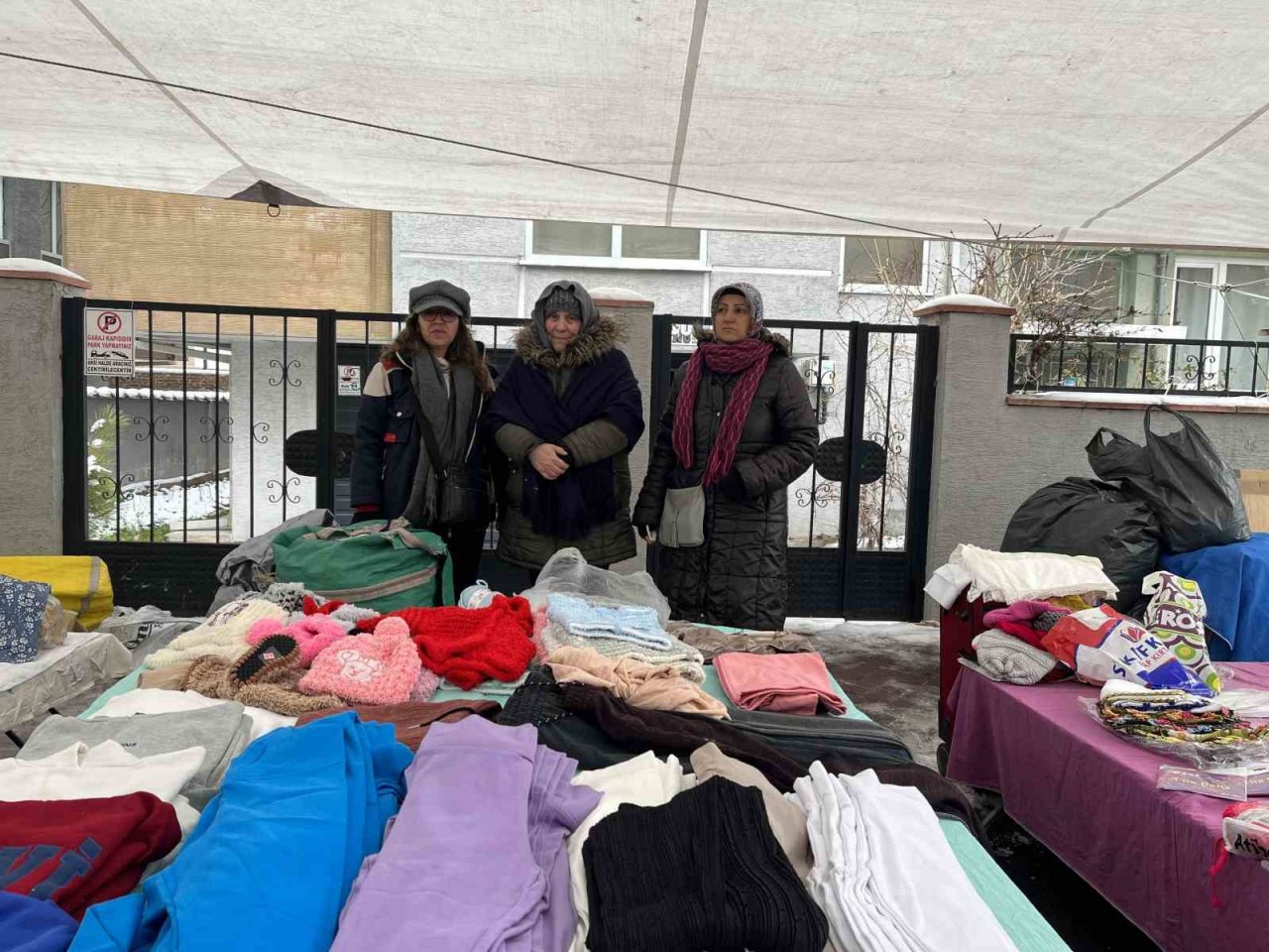 Pazarcı kadınlar deprem bölgesine yardım göndermek için bir araya geldi