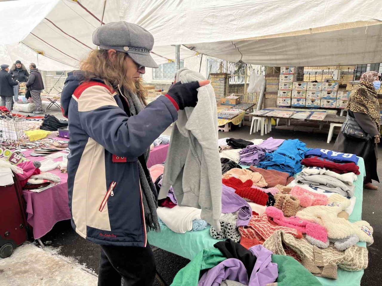 Pazarcı kadınlar deprem bölgesine yardım göndermek için bir araya geldi