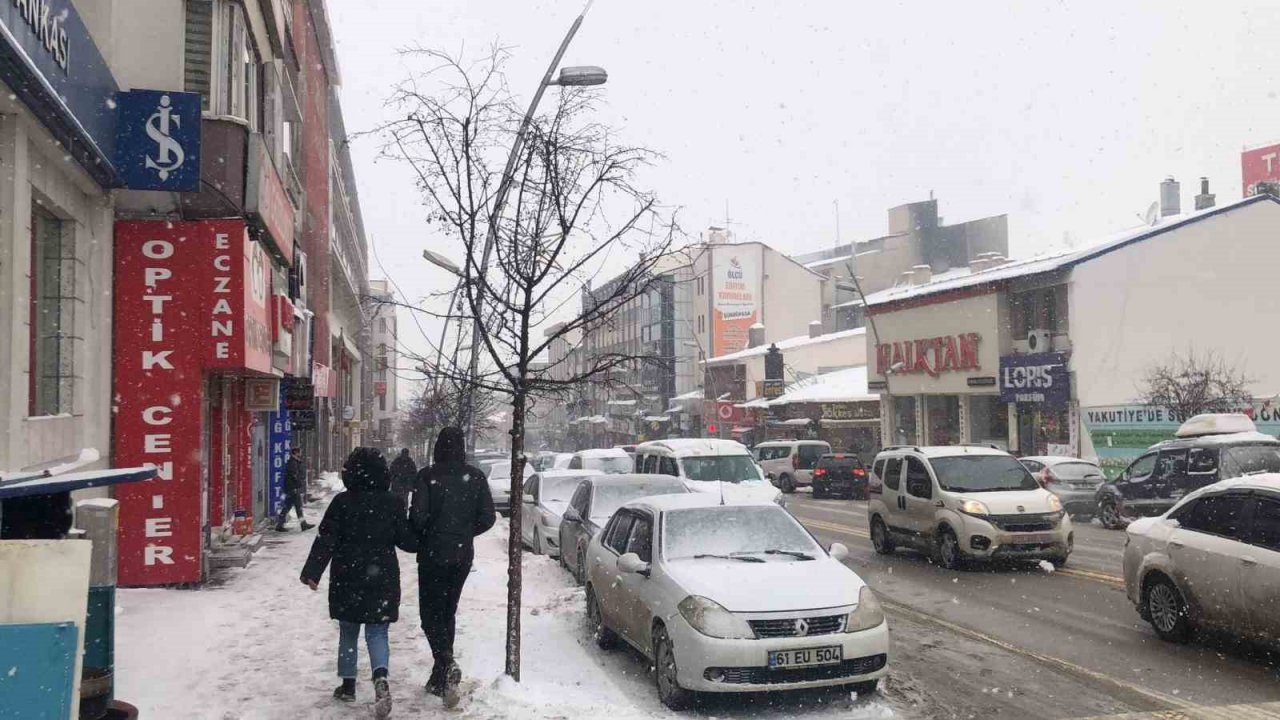 Erzurum’da yoğun kar yağışı etkili oluyor