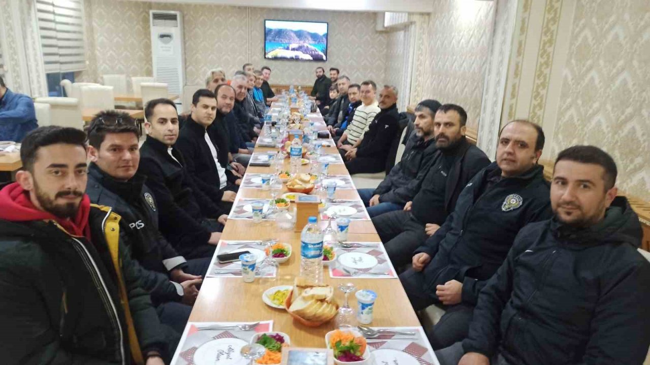 Emekliye ayrılan polis memuruna veda yemeği