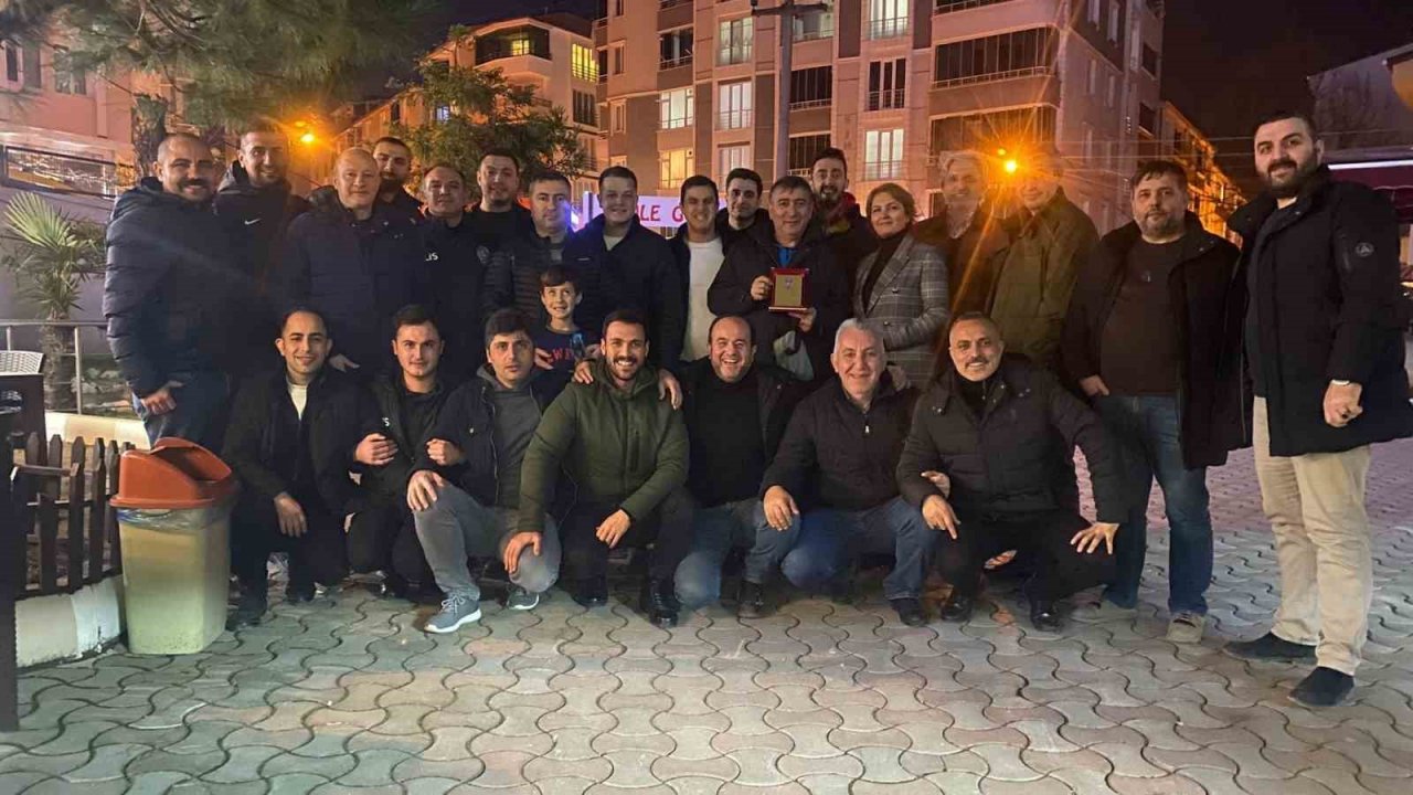 Emekliye ayrılan polis memuruna veda yemeği