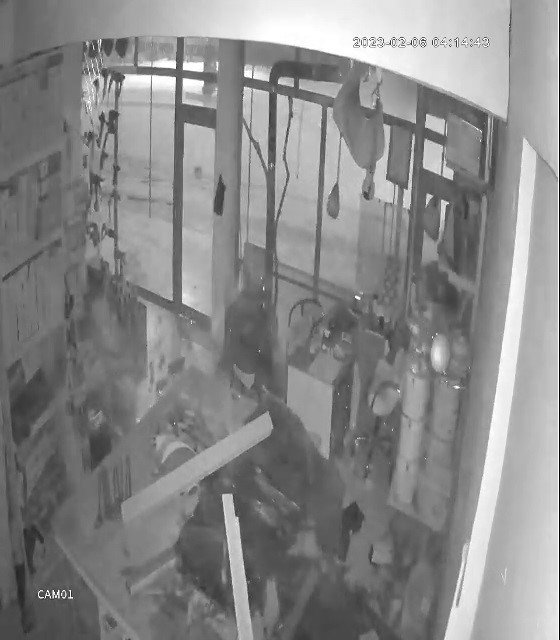 Sivas’ta deprem güvenlik kamerasına yansıdı