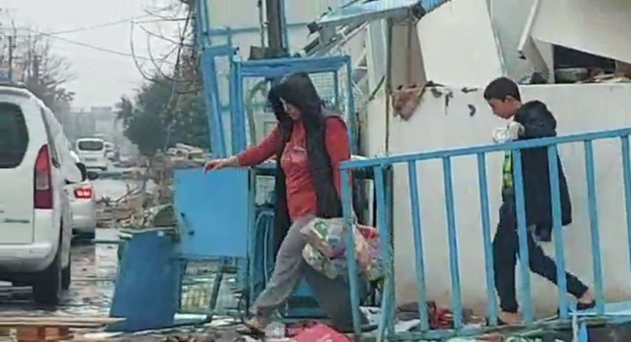 Canlarını hiçe sayıp depremde çöken markete girdiler,