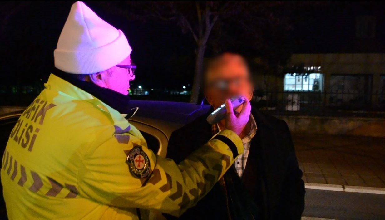 Ayakta duramayan alkollü sürücüden ilginç sözler: "Bu bana mı özel, durun az birini arayacağım"