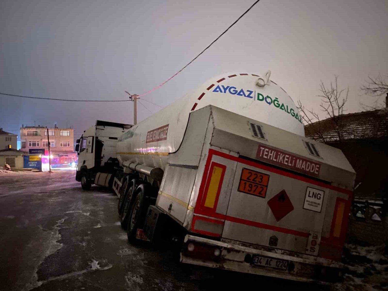 LPG yüklü tanker devrildi