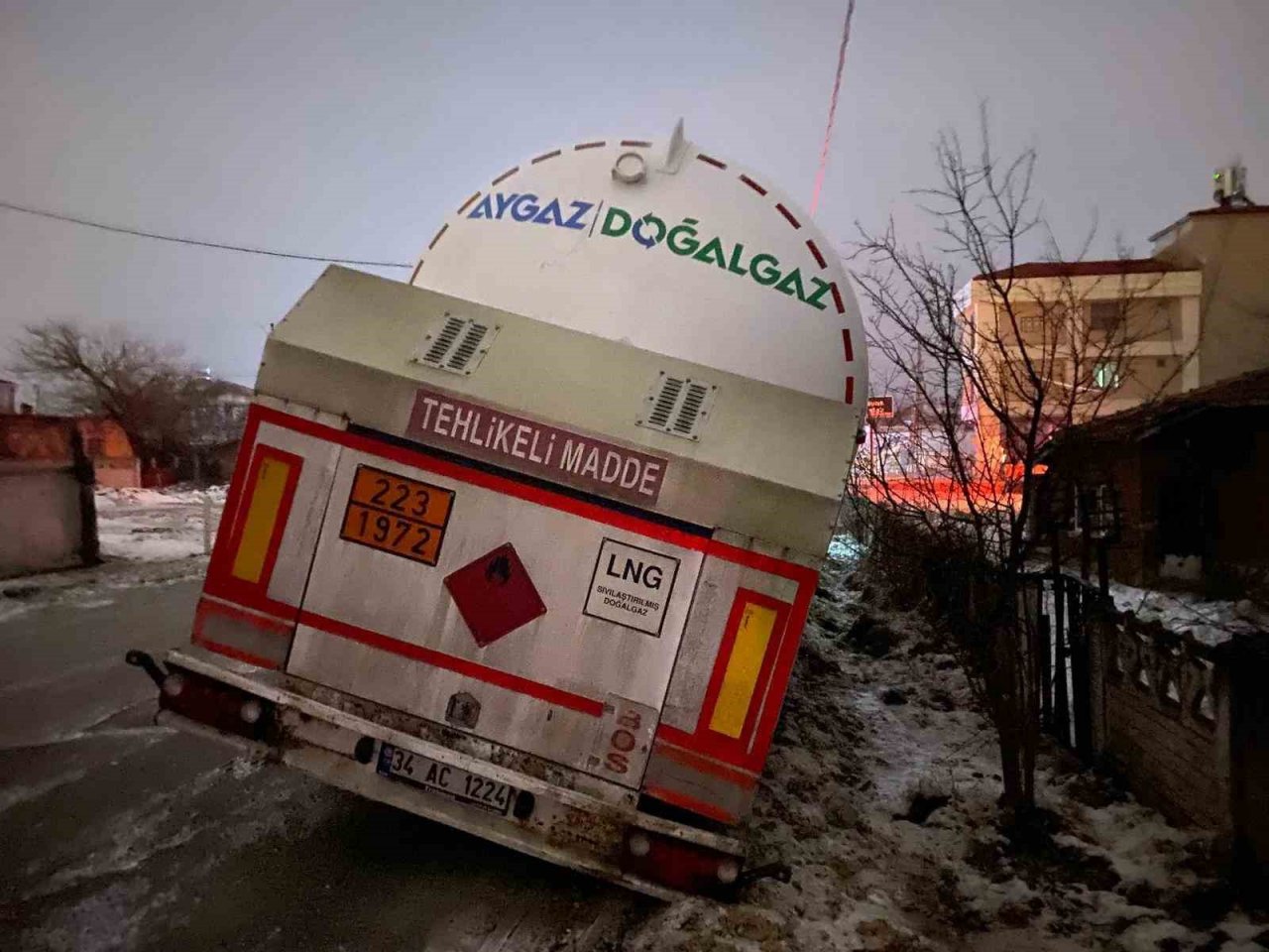 LPG yüklü tanker devrildi