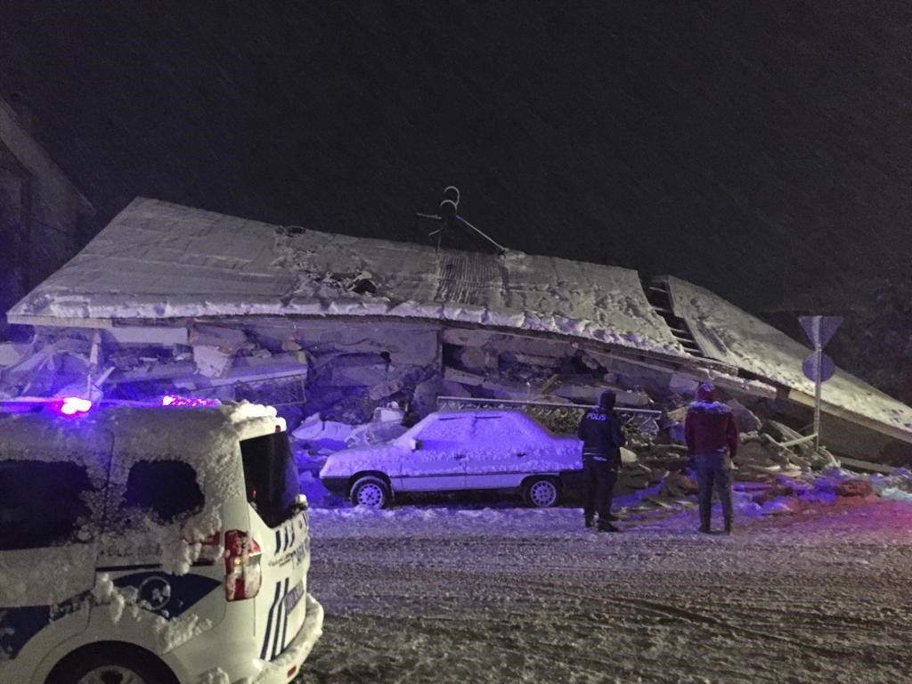 Adana Tufanbeyli’de 2 katlı bina yıkıldı, kurtarma çalışması sürüyor