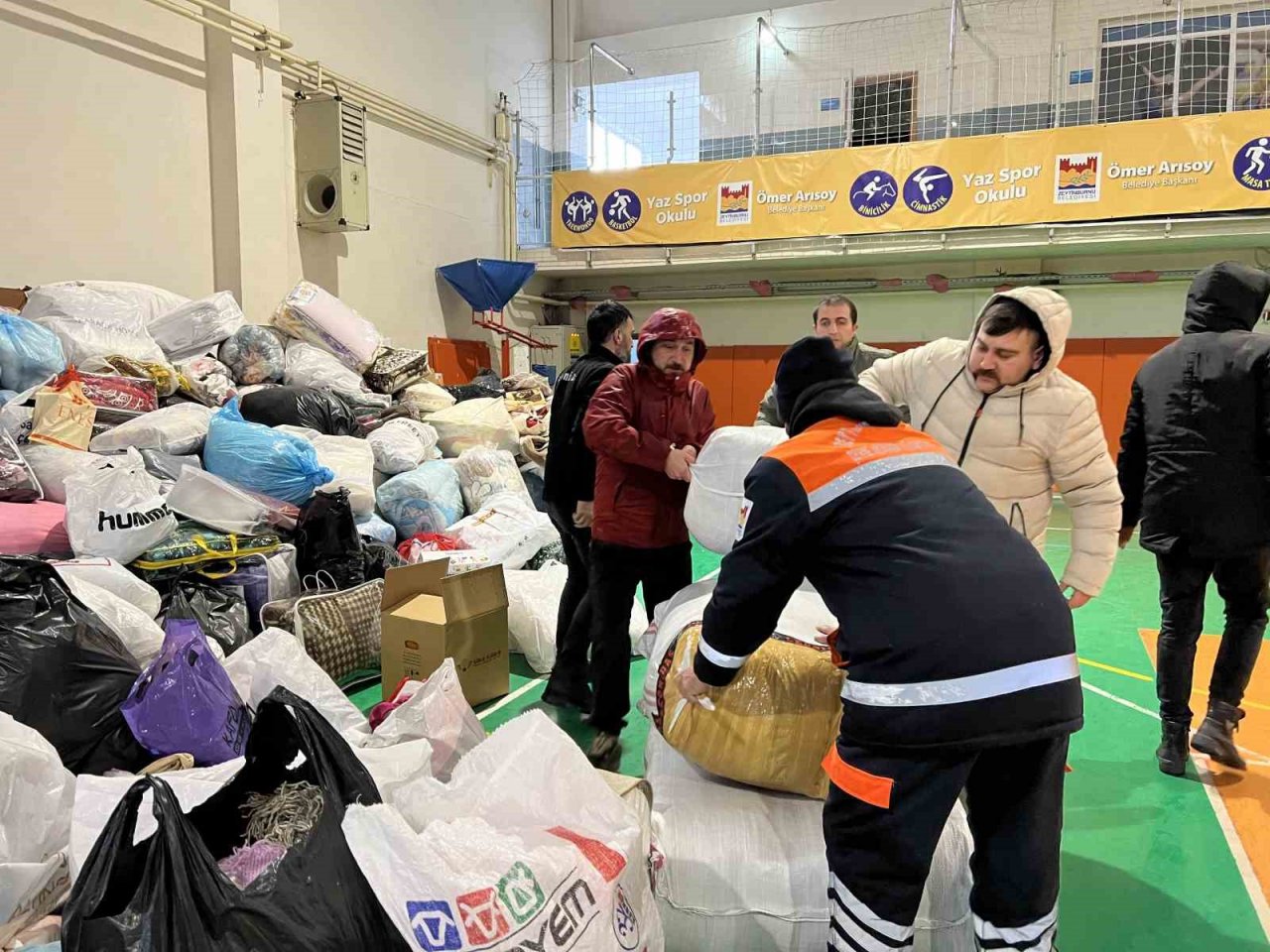 Zeytinburnulular depremzedelere yardıma koştu