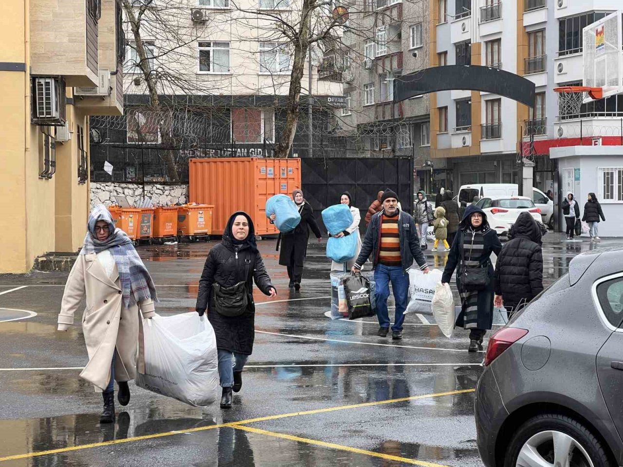 Zeytinburnulular depremzedelere yardıma koştu