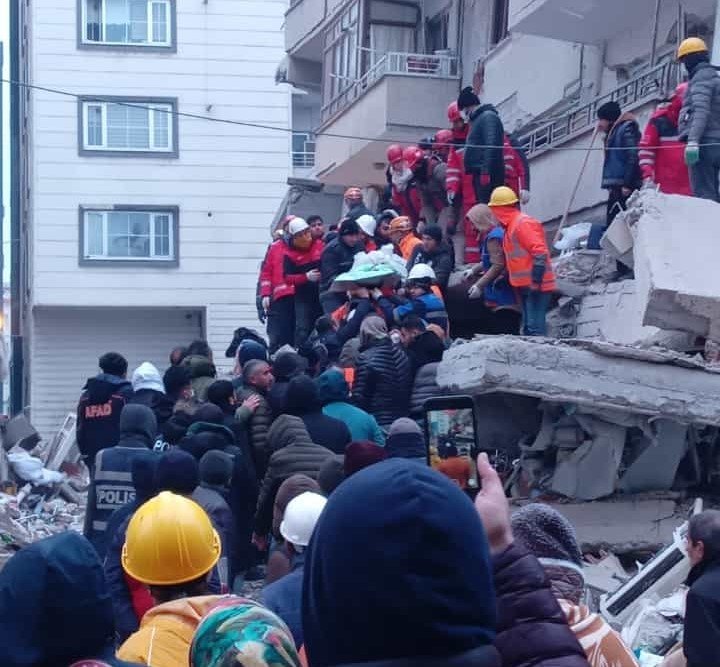 28 saat sonra sağ salim çıkarıldı, bekleyenlere umut oldu