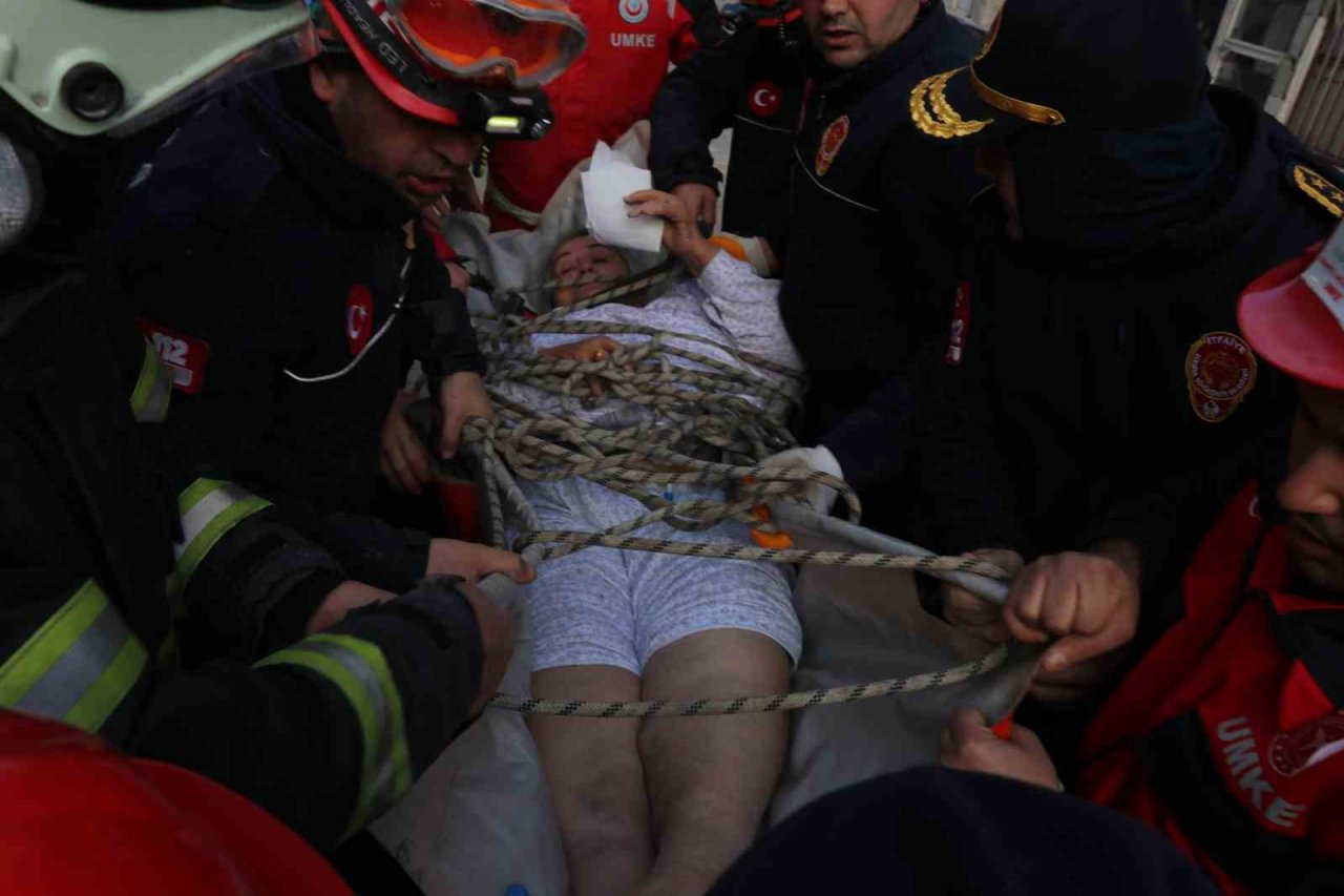 Ağır hasarlı binada mahsur kalan obezite hastası kurtarıldı