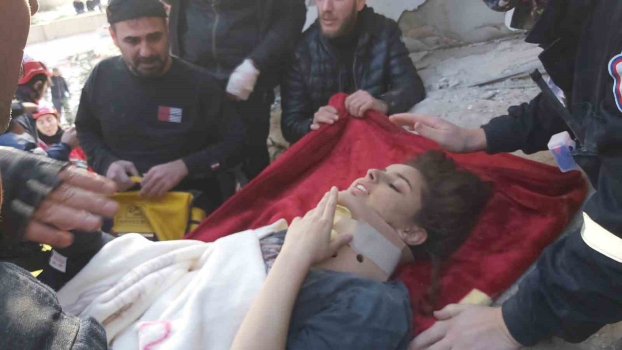 Eskişehir’den giden arama kurtarma ekipleri Antakya’da enkaz altından 2 kişiyi kurtardı