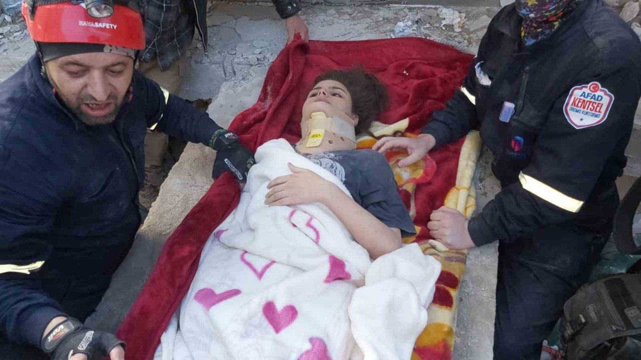 Eskişehir’den giden arama kurtarma ekipleri Antakya’da enkaz altından 2 kişiyi kurtardı