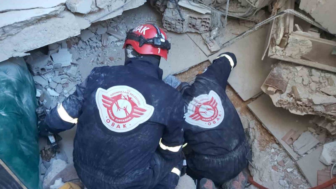 Eskişehir’den giden arama kurtarma ekipleri Antakya’da enkaz altından 2 kişiyi kurtardı