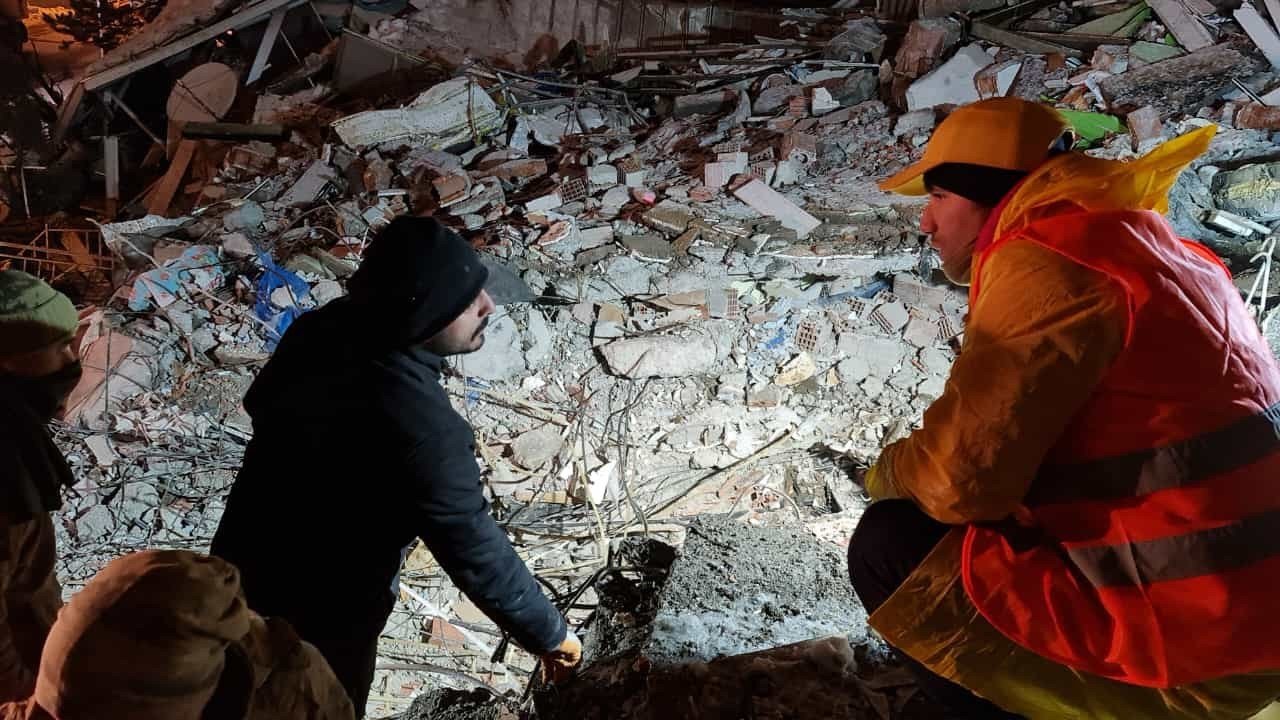 Artvin ekibi Malatya’da genç kadını enkazdan sağ salim çıkartmayı başardı