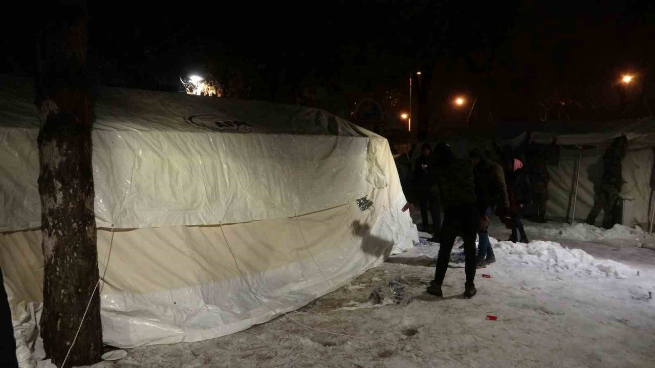 Malatya’da mehmetçik çadır kuruyor