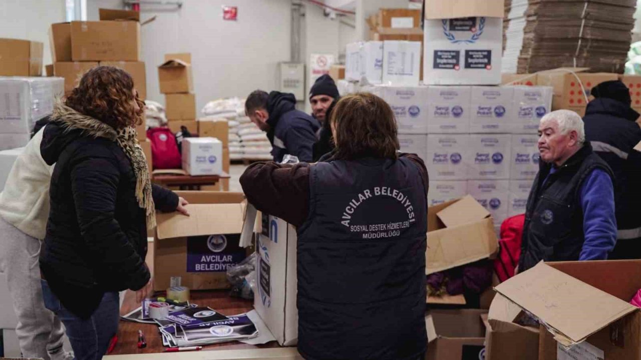 Avcılar Belediyesi yardım tırları ve iş makineleriyle afet bölgesinde