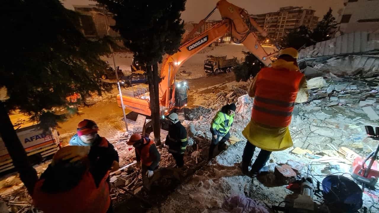 Artvin ekibi Malatya’da genç kadını enkazdan sağ salim çıkartmayı başardı