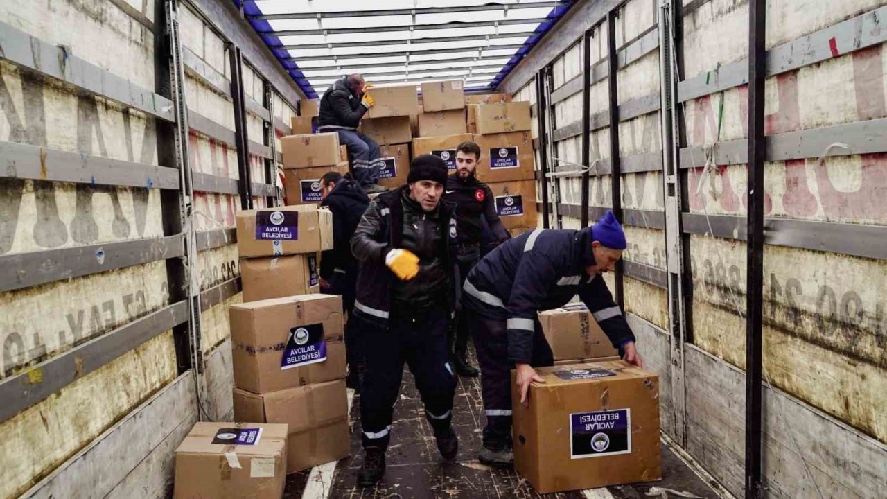 Avcılar Belediyesi yardım tırları ve iş makineleriyle afet bölgesinde