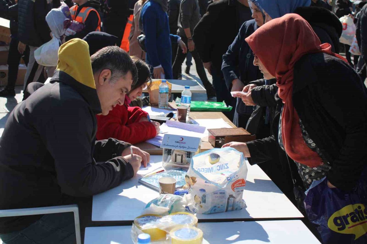 Aydınlıların depremzedeler için seferberliği devam ediyor