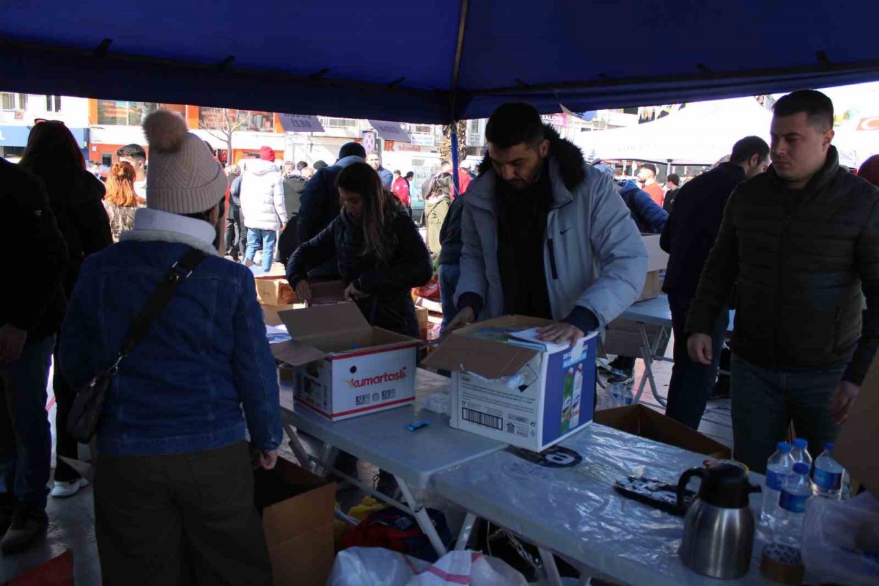 Aydınlıların depremzedeler için seferberliği devam ediyor