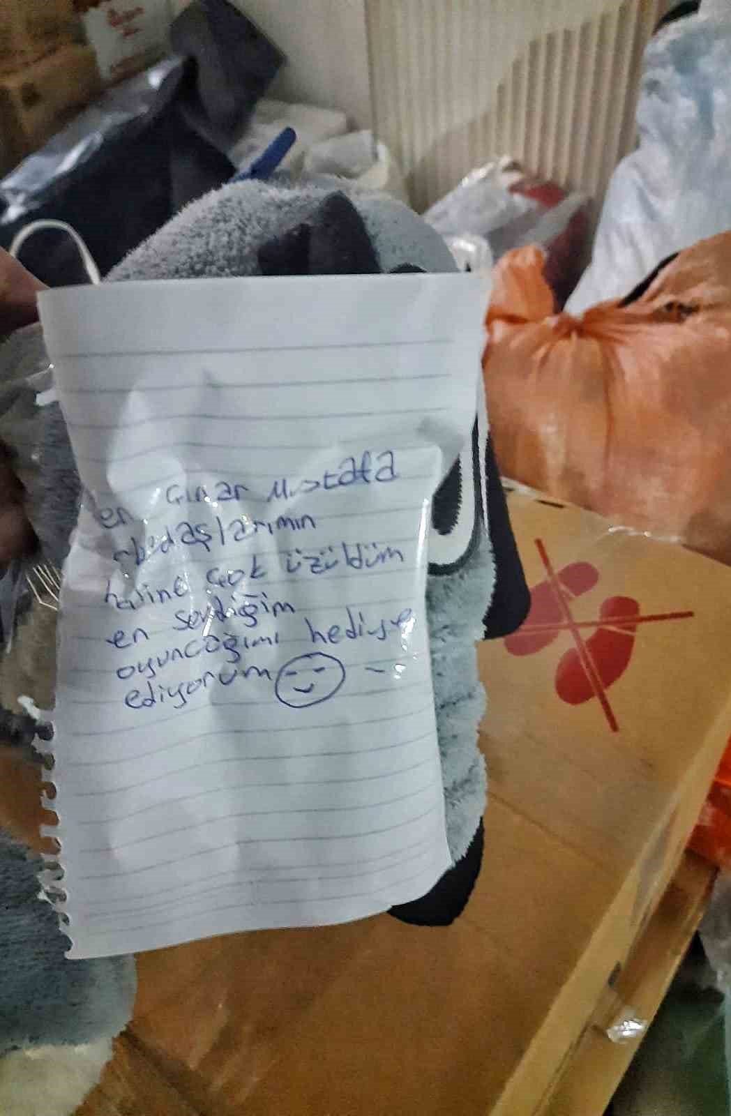 En sevdiği oyuncağını depremzedeler için gönderdi