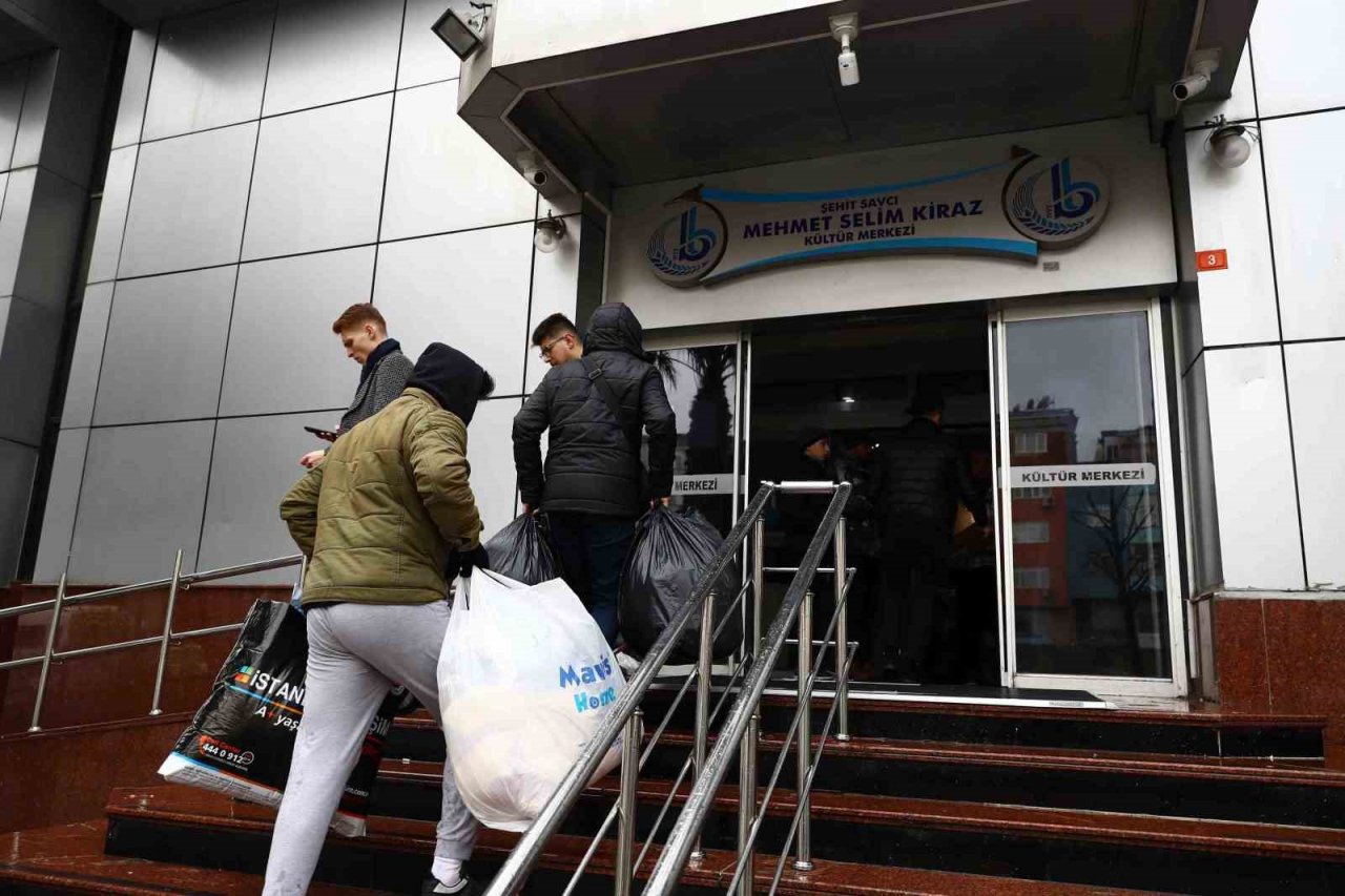 Bağcılar’da depremzedeler için yardım noktaları oluşturuldu