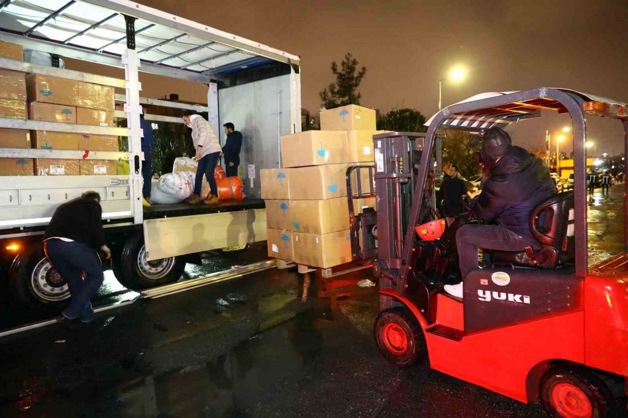 Bağcılar’da depremzedeler için yardım noktaları oluşturuldu