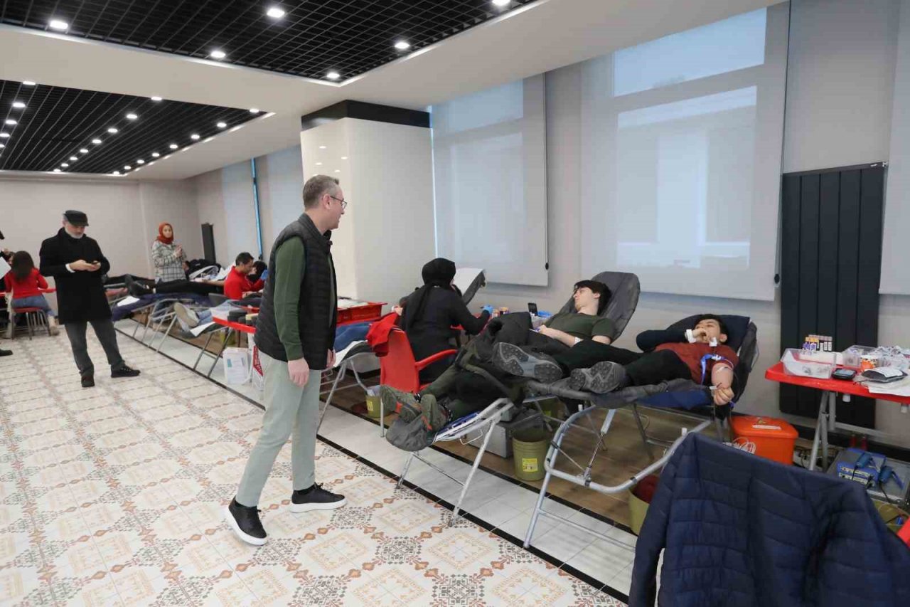 Başakşehirli, kanını afetzedeler için verdi