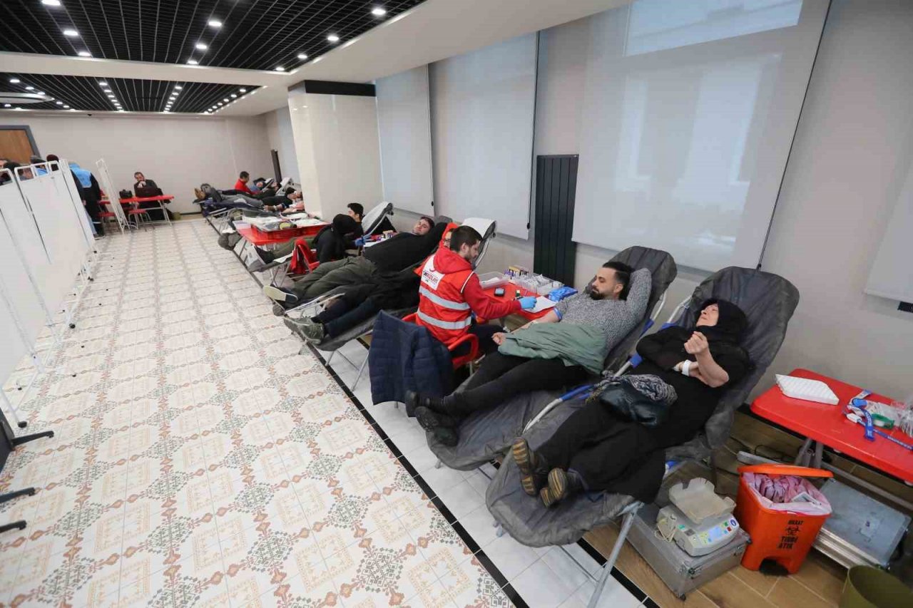 Başakşehirli, kanını afetzedeler için verdi