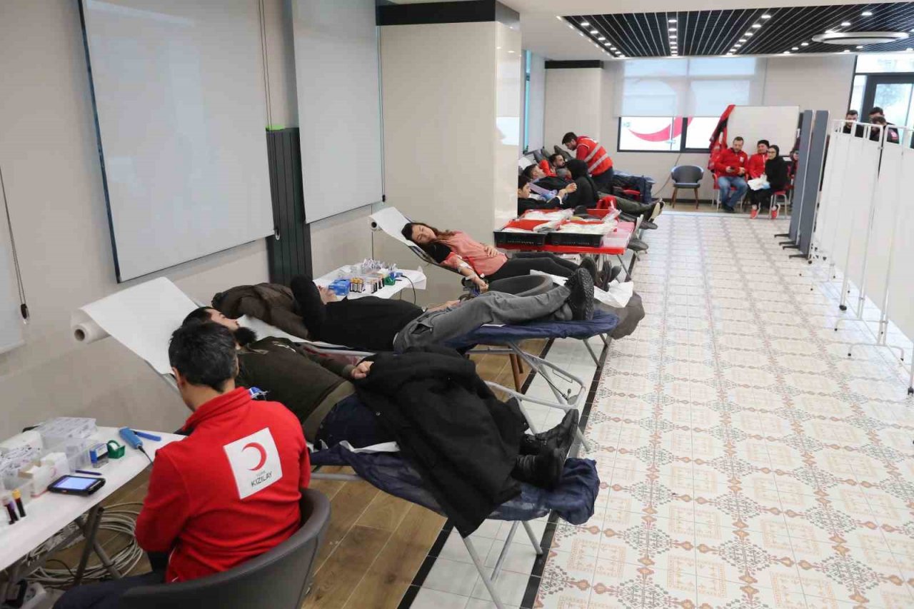 Başakşehirli, kanını afetzedeler için verdi