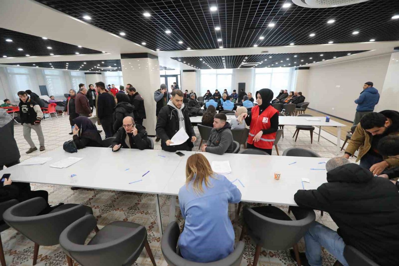 Başakşehirli, kanını afetzedeler için verdi