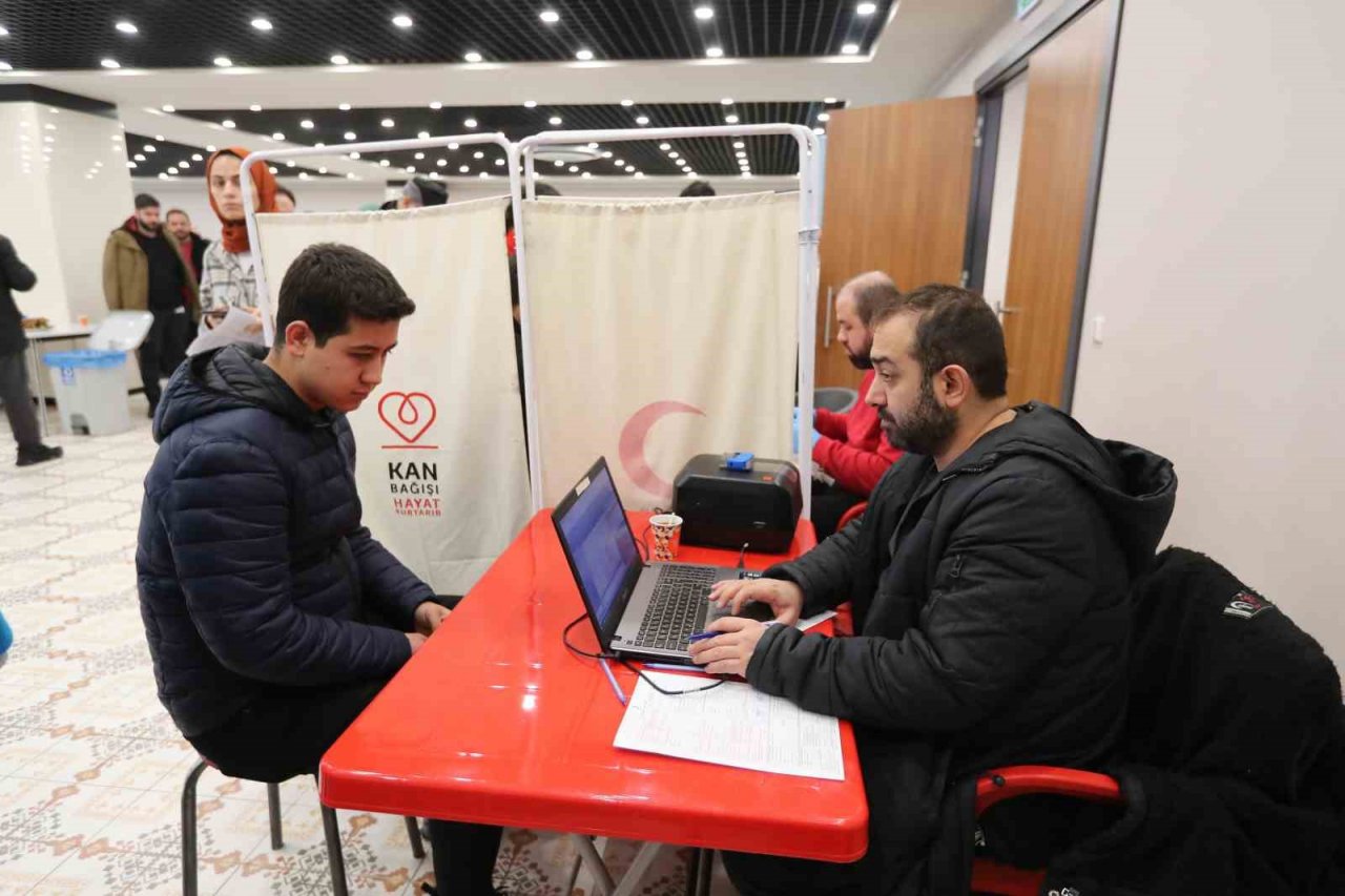 Başakşehirli, kanını afetzedeler için verdi