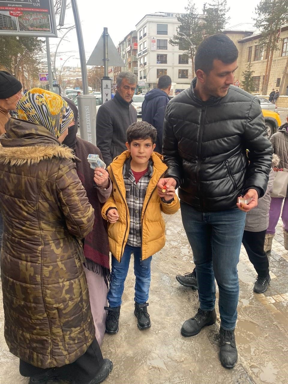 Bayburtlu 10 yaşındaki Muhammet Emin biriktirdiği parasıyla altın aldı altını da Kahramanmaraş’a gönderdi