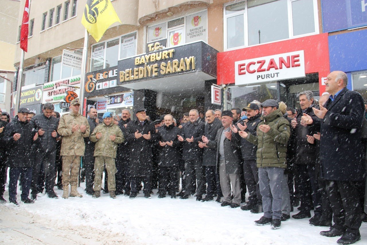 Bayburtlu 10 yaşındaki Muhammet Emin biriktirdiği parasıyla altın aldı altını da Kahramanmaraş’a gönderdi