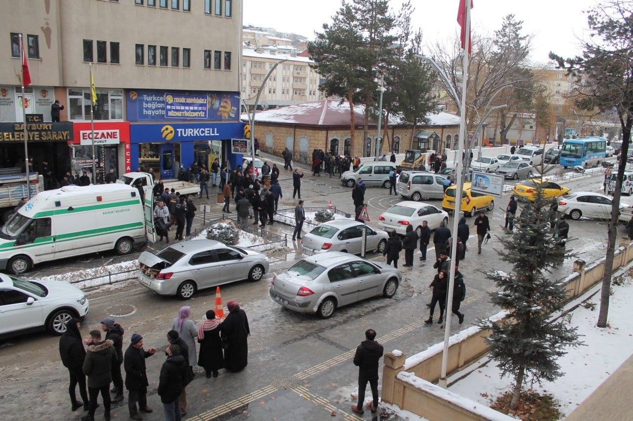 Bayburtlu vatandaşlar depremzedeler için seferber oldu, 10 tır yardım malzemesini kısa sürede toplandı
