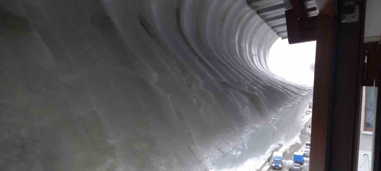 Bitlis’te kar kalınlığı 2 metreye ulaştı