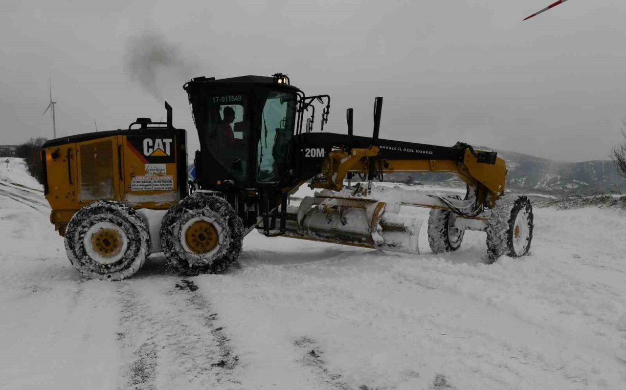 Lapseki’de karla mücadele çalışmaları devam ediyor