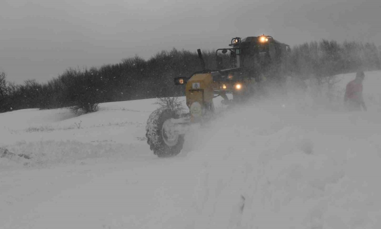 Lapseki’de karla mücadele çalışmaları devam ediyor